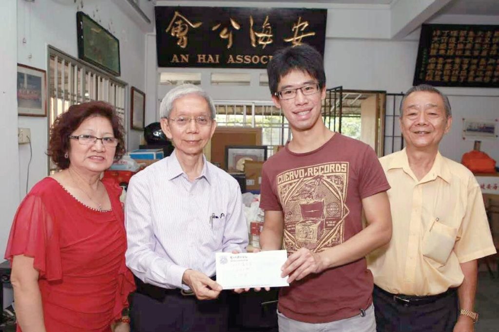 2016-年，会务顾问陳成伻夫妇颁发奨学金给大学组的其中一名学生王柏贤。右一为主席蔡少林。