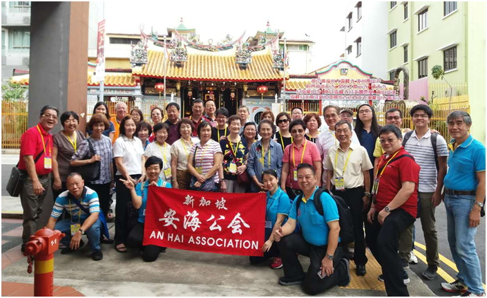 訪新交流團成員在新加坡龍山寺前合影